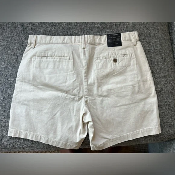 BANANA REPUBLIC 7" LIVED-IN SHORT - Picture 2 of 6